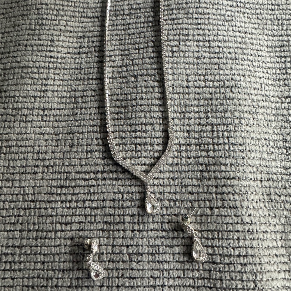 Elegant Silver Necklace and Earring Set